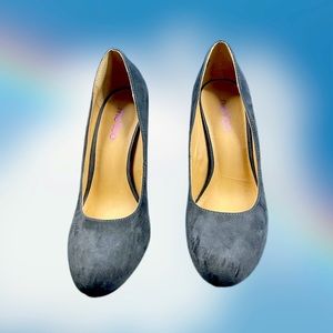 ME TOO Suede Gray Pump Size 9